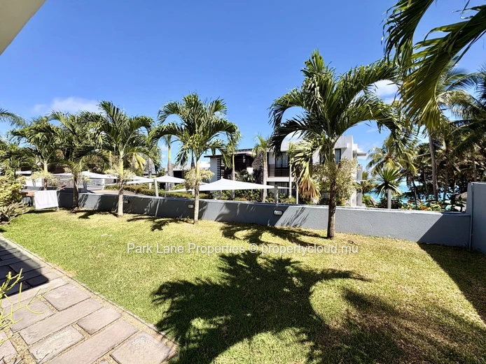 Sea access 3-Bedroom Apartment in Blue Bay with Garden and Pool