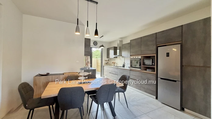 West Coast Comfort: Ground Floor Apartment with Private Garden in Cascavelle
