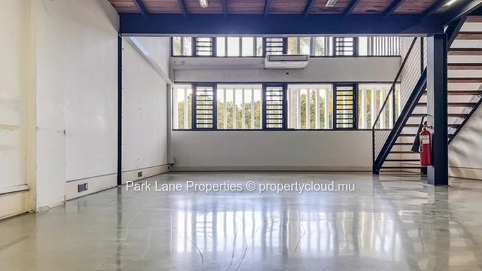 Modern office space in Phoenix – ground floor + mezzanine – strategic location & green surroundings