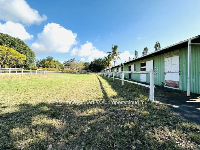 Large plot of land ready for development, just a stone's throw from the beach.
