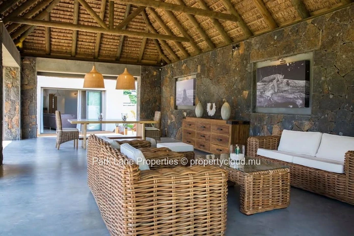 Magnifique villa moderne de 4 chambres avec piscine et grand jardin.