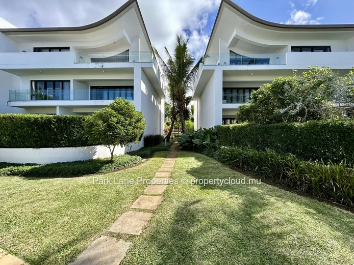 Appartement de Luxe en Bord de Mer avec Vues Imprenables et Piscine Commune à Haute Rive, 800 000 $