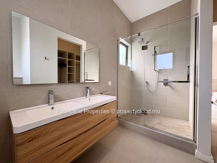 Tastefully decorated spacious apartment in beachfront residence 