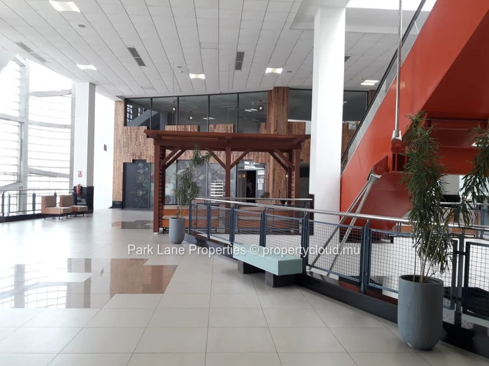 Bureau moderne avec mezzanine à Phoenix – Emplacement central avec accès rapide à l’autoroute