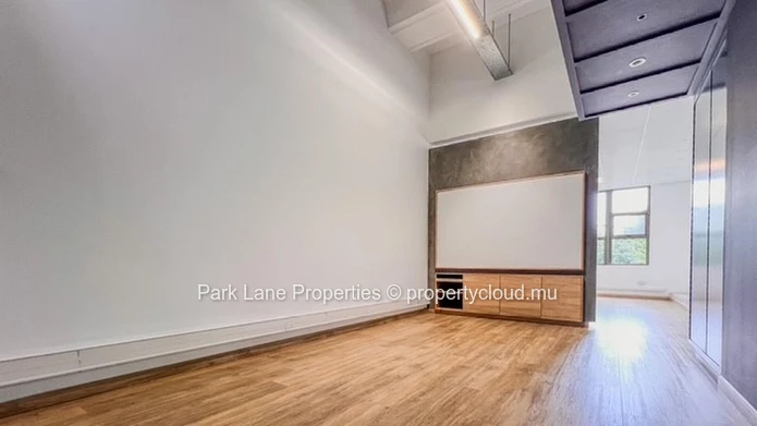 Modern office space with prime visibility & access in Phoenix