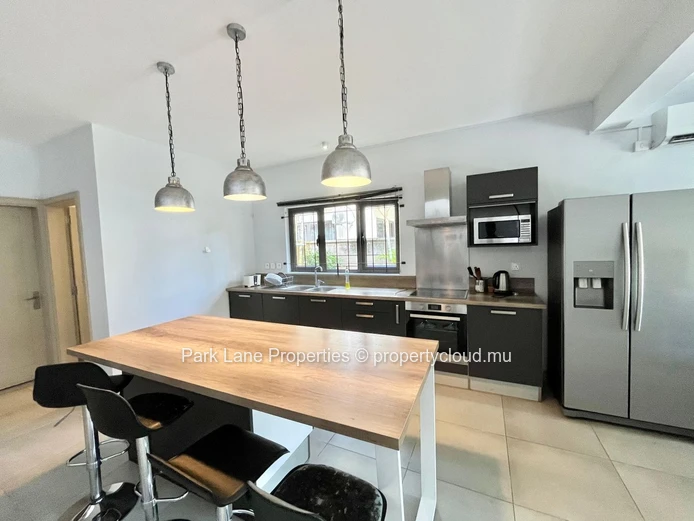 Three-Bedroom Townhouse Duplex with Garden and Terrace in Trianon 
