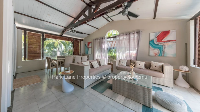 Belle Villa de 4 Chambres avec Piscine et Espaces de Réception au Cœur de Tamarin