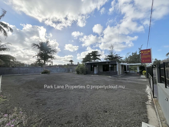 Commercial building of 287m2 2 minutes from the beach for sale in Riambel