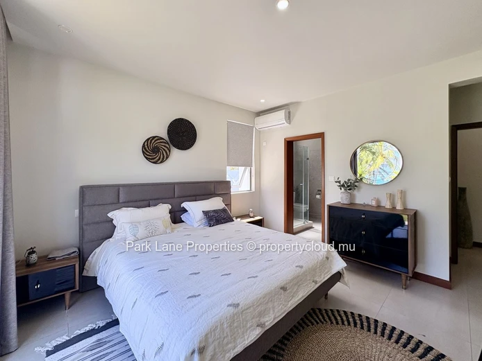 Sea access 3-Bedroom Apartment in Blue Bay with Garden and Pool