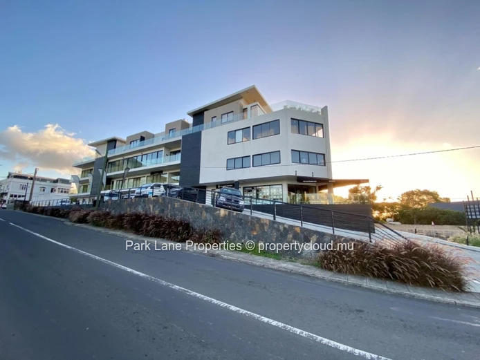 Espace commercial moderne avec vue emblématique sur les montagnes de la côte Ouest