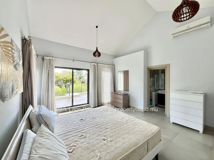 Three-Bedroom Townhouse Duplex with Garden and Terrace in Trianon 