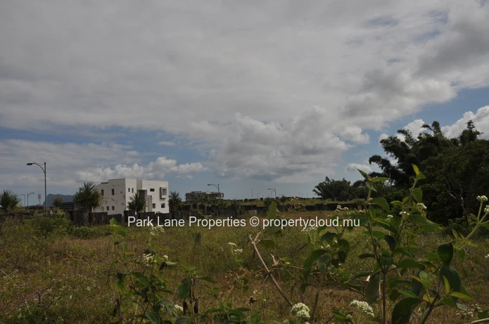 Exceptional 1569 m² plot with stunning mountain views in a prime location in Highlands