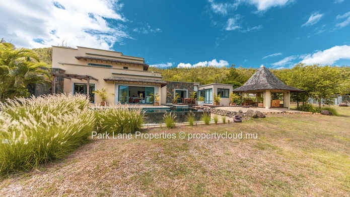Exceptional IRS villa in contemporary living