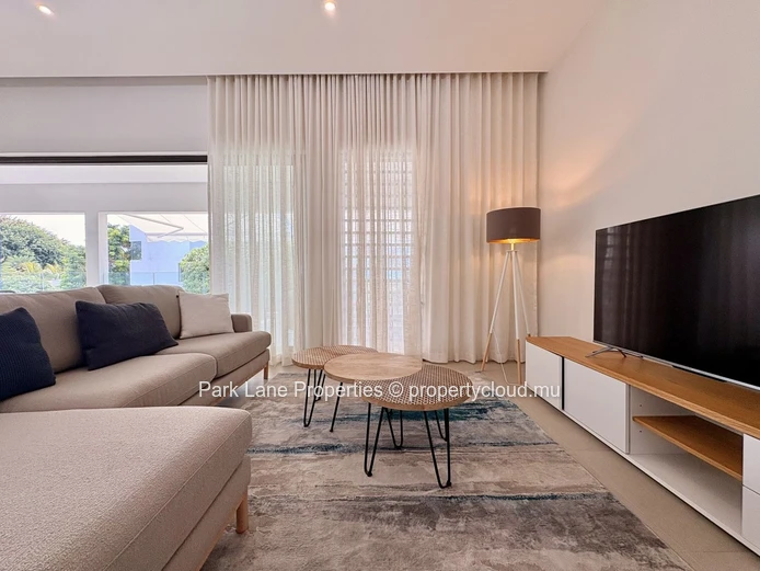 Tastefully decorated spacious apartment in beachfront residence 