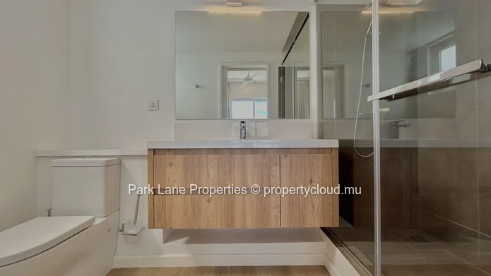 Stylish Townhouse with Pool and Garden, Perfectly Located.