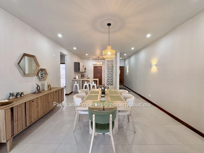 Sea access 3-Bedroom Apartment in Blue Bay with Garden and Pool