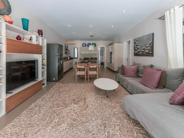 6 Bedroom House