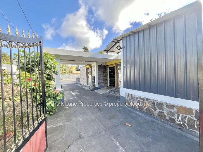 Commercial building of 287m2 2 minutes from the beach for sale in Riambel