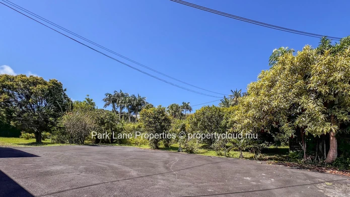 Rare opportunité à Floréal : Propriété à fort potentiel sur grand terrain.