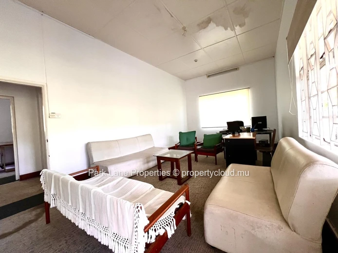 Elegant 5-bedroom home with stunning views in Floreal