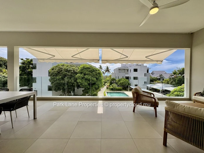 Tastefully decorated spacious apartment in beachfront residence 
