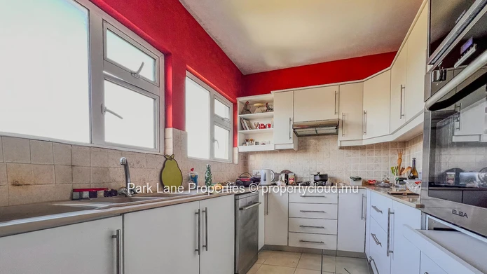 Bright and comfortable apartment in a prime location in Floreal