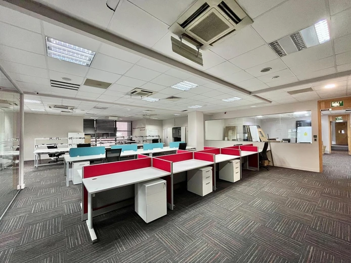 Bureau Meublé Premium à Louer au Cœur d’Ebène Cybercity