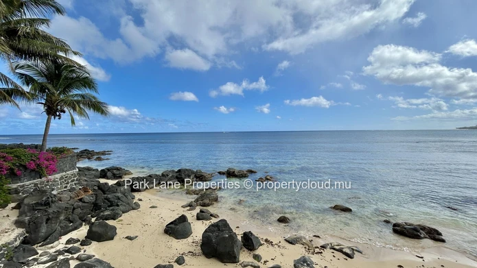 Stylish Beachfront Villa in Tamarin – Perched above the Sea