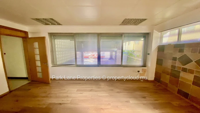 Espace Commercial à vendre à Port Louis, 2033m² de surface habitable, terrain de 565m².
