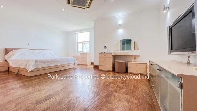 Elegant 330 m² modern residence with breathtaking mountain & sea views