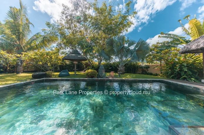 Oasis Tropicale: Villa de luxe au pied de la montagne