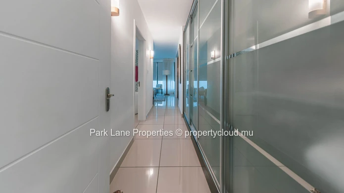 Beach access penthouse with beautiful mountain views