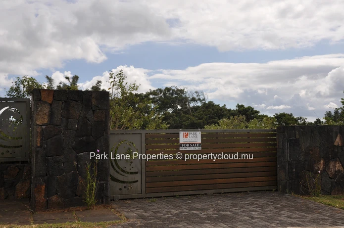 Exceptional 1569 m² plot with stunning mountain views in a prime location in Highlands