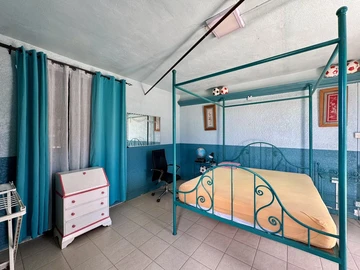 6 Bedroom House