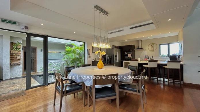 Villa de 4 chambres de style balinaise avec piscine débordante et accès à la plage