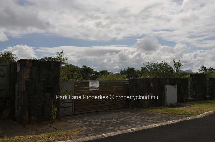 Exceptional 1569 m² plot with stunning mountain views in a prime location in Highlands