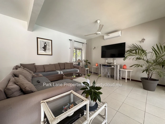 For Sale: Elegant family home with swimming pool on a large plot in Pereybere