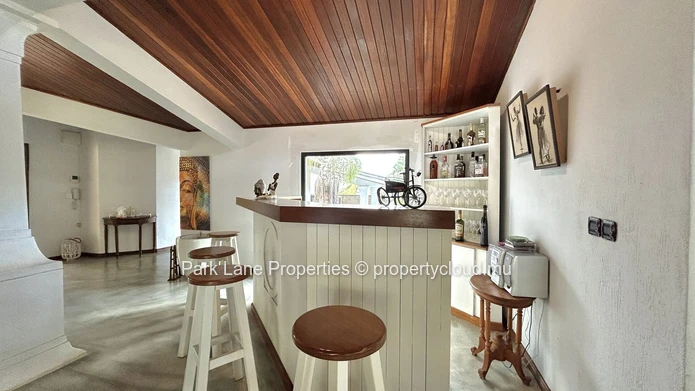 Élégante maison coloniale dans un complexe résidentiel prestigieux