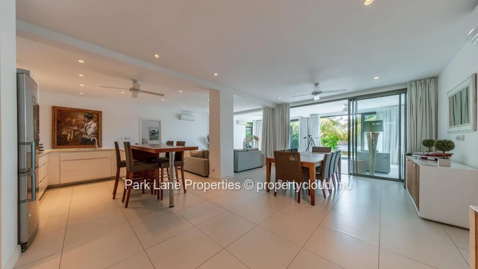 Sanctuaire en Marina avec Piscine Privée et Vues Imprenables sur la Rivière