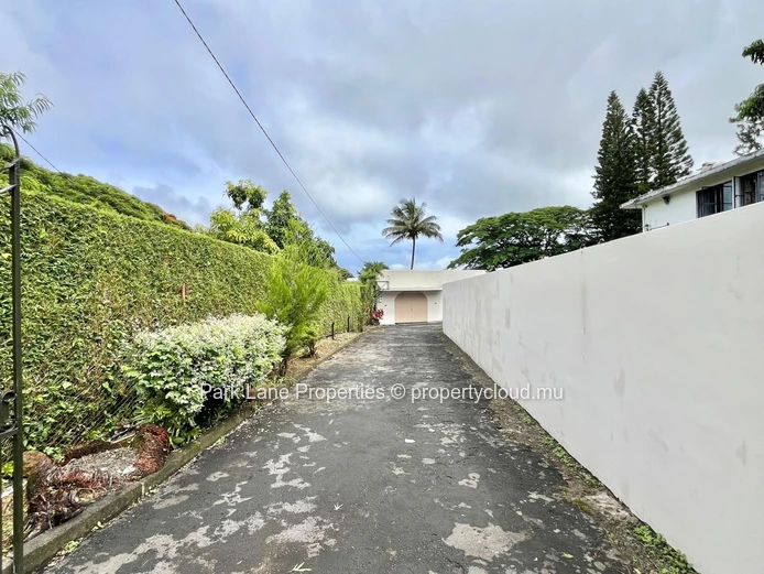Spacious 4-Bedroom Family Home with Large Garden and Ample Parking in Floreal
