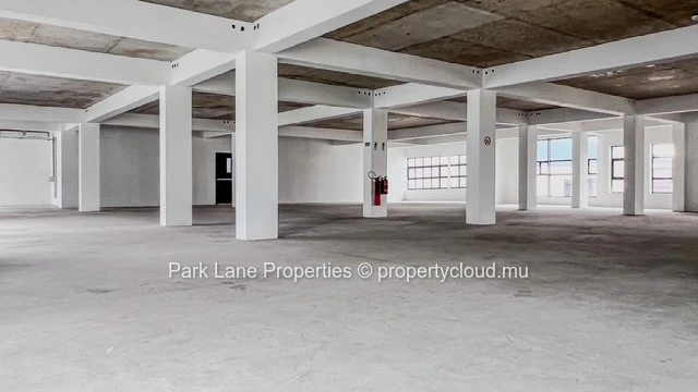 Espace de bureaux d’exception de 826 m² à Ebène – Moderne, spacieux avec parking