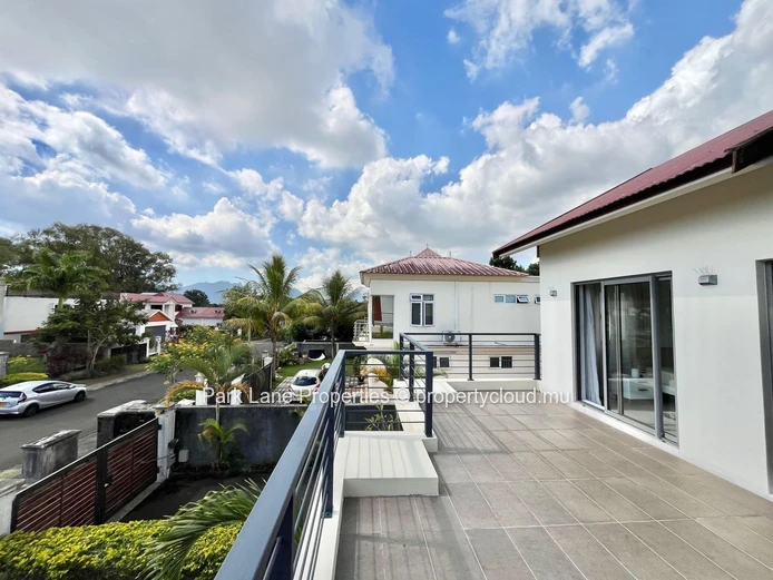 Three-Bedroom Townhouse-Duplex in a Residential Area of Trianon