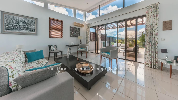 Beach access penthouse with beautiful mountain views