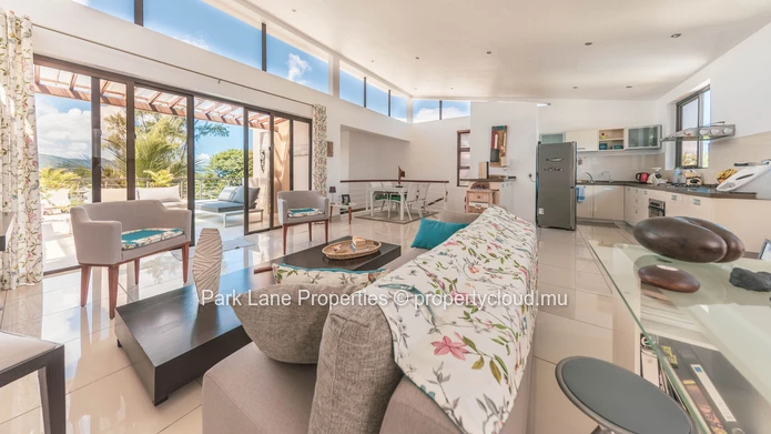 Beach access penthouse with beautiful mountain views