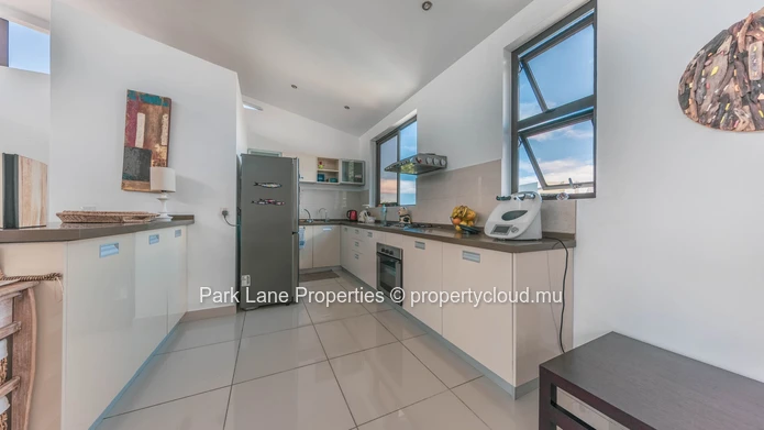 Beach access penthouse with beautiful mountain views