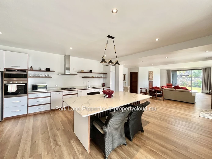 Maison moderne de 450 m² à vendre à Coral Residence, Vieux Grand Port
