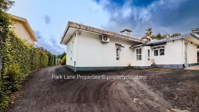 Maison spacieuse et bien entretenue de plain-pied dans un quartier résidentiel très recherché à Curepipe