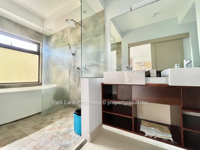 Three-Bedroom Townhouse Duplex with Garden and Terrace in Trianon 
