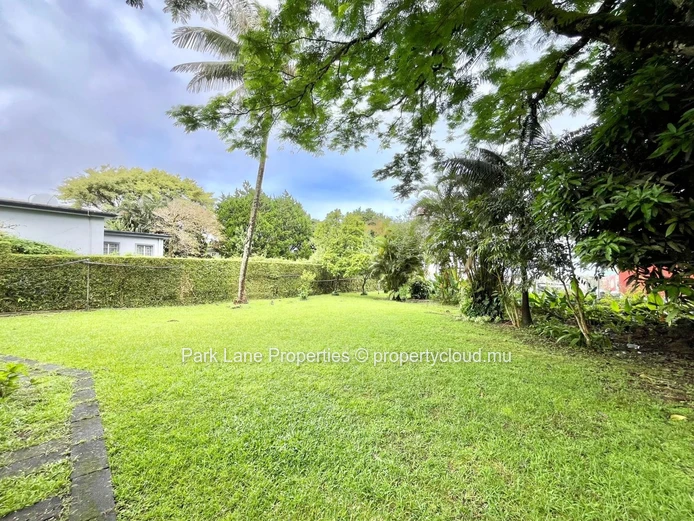 Spacious 4-Bedroom Family Home with Large Garden and Ample Parking in Floreal