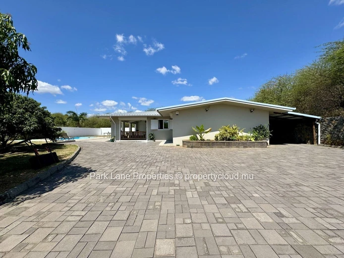 Modern villa in sought after area